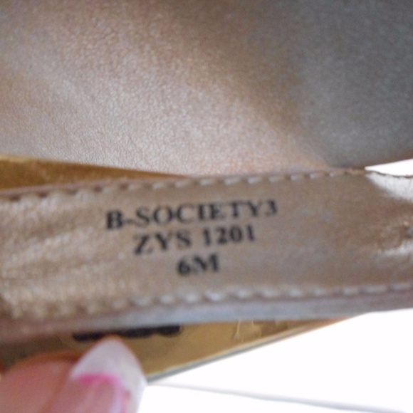 Bandolino Gold accent Flip Flop Sandal 6 M - Picture 3 of 5